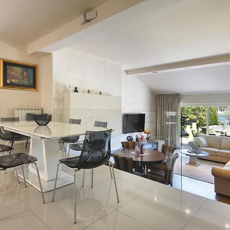 Contessa Del Mar In For 7 People Only 200 Meters From The & Pet Friendly Villa Pula