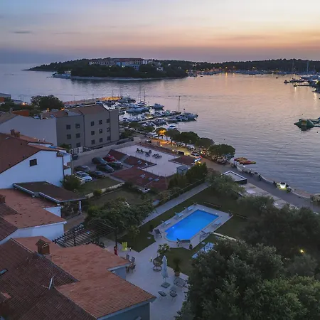 Villa Contessa Del Mar In For 7 People Only 200 Meters From The & Pet Friendly Pula