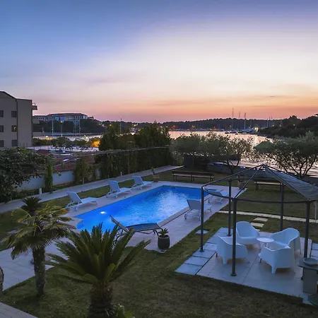 Contessa Del Mar In For 7 People Only 200 Meters From The & Pet Friendly Villa