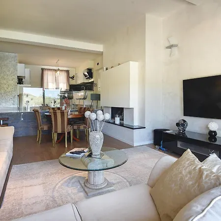 Villa Contessa Del Mar In For 7 People Only 200 Meters From The & Pet Friendly Pula