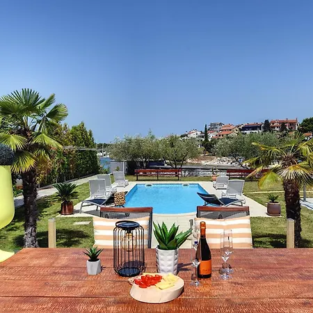 Villa Contessa Del Mar In For 7 People Only 200 Meters From The & Pet Friendly Pula