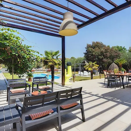 Contessa Del Mar In For 7 People Only 200 Meters From The & Pet Friendly Pula