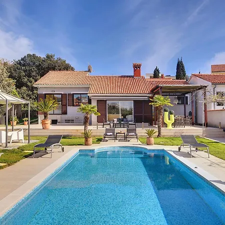 Villa Contessa Del Mar In For 7 People Only 200 Meters From The & Pet Friendly Pula